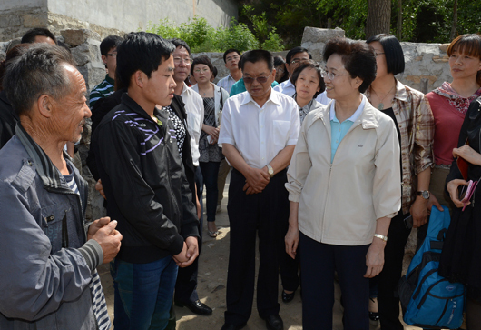 宋秀巖在白石口村深入農(nóng)戶(hù)慰問(wèn)貧困兒童，了解孩子學(xué)習(xí)生活情況，鼓勵(lì)孩子自強(qiáng)奮進(jìn)。記者 徐建軍 攝