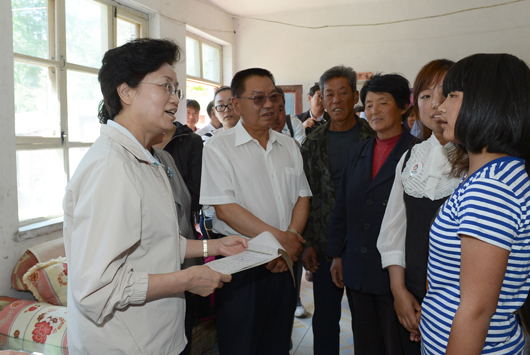 宋秀巖在白石口村慰問(wèn)走訪(fǎng)留守兒童家庭,與留守兒童吳靜茹親切交談。記者 徐建軍 攝