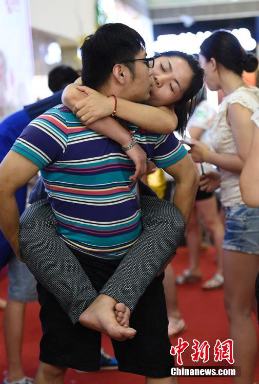 亮瞎！南京舉辦接吻大賽 情侶各顯“高招”