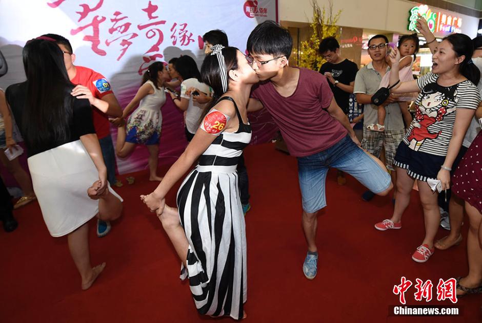 亮瞎！南京舉辦接吻大賽 情侶各顯“高招”