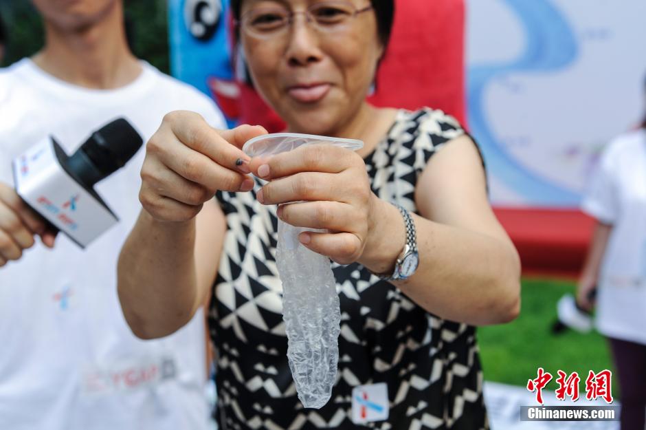 亮瞎！南京舉辦接吻大賽 情侶各顯“高招”