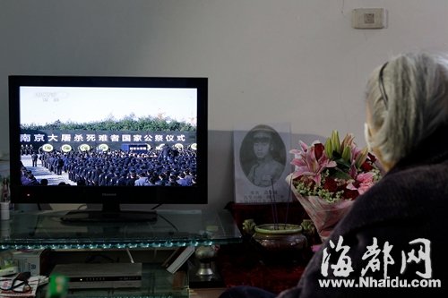 塵封77年的愛情:國家公祭日直播為丈夫點香祭奠