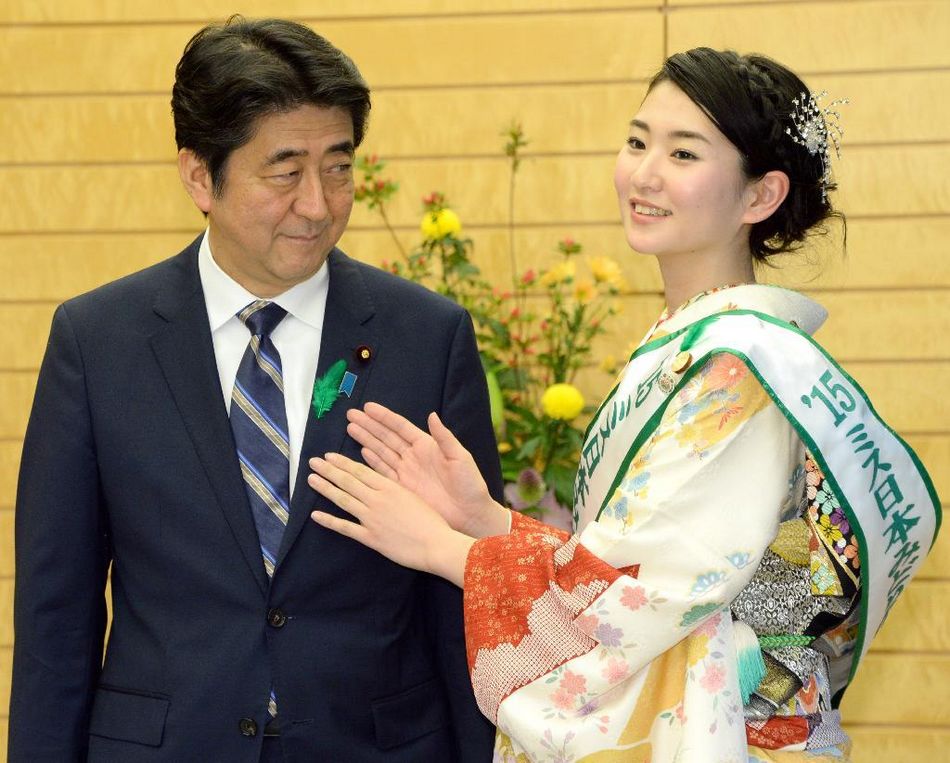安倍接見日本櫻花女王、綠色女神