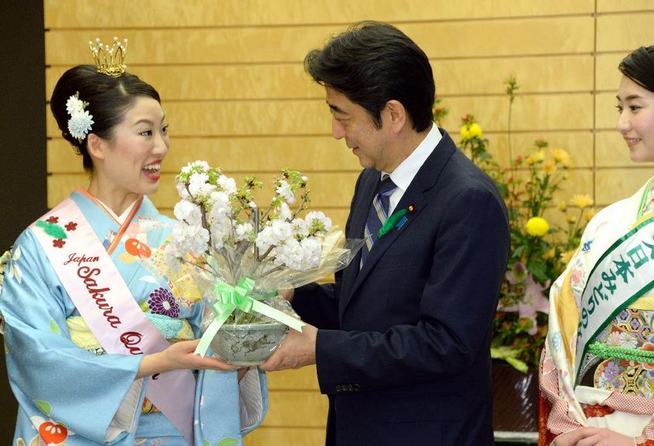 安倍接見日本櫻花女王、綠色女神