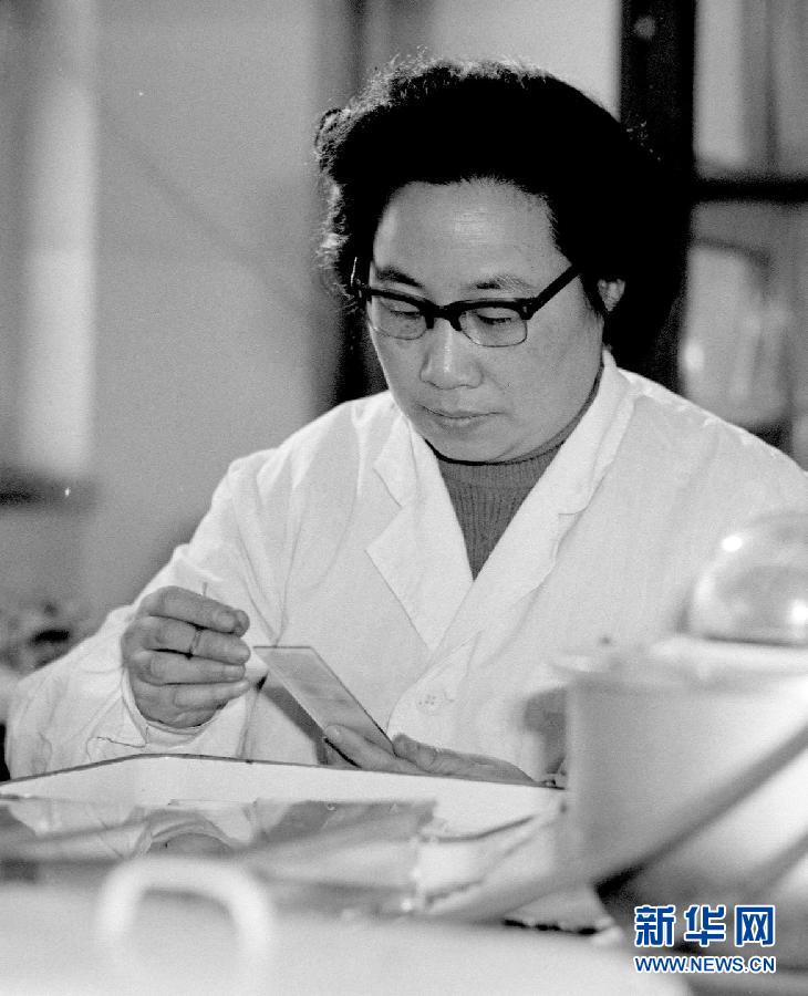 （新華直擊）（2）中國女科學(xué)家屠呦呦和一名日本科學(xué)家及一名愛爾蘭科學(xué)家分享2015年諾貝爾生理學(xué)或醫(yī)學(xué)獎(jiǎng)