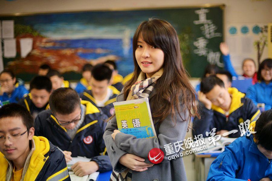 近日，這樣一條微博在網(wǎng)上流傳甚廣：“重慶八中有個(gè)最美英語老師，酷似周慧敏，北京林業(yè)大學(xué)畢業(yè)，愛自拍，愛唱歌，接地氣。在朋友圈發(fā)照片，秒回點(diǎn)贊者眾多，還有一些同學(xué)想對(duì)她說，大家都想回八中復(fù)讀了！”據(jù)了解，這位老師名叫范家璐，1992年出生，高中曾就讀于重慶八中。