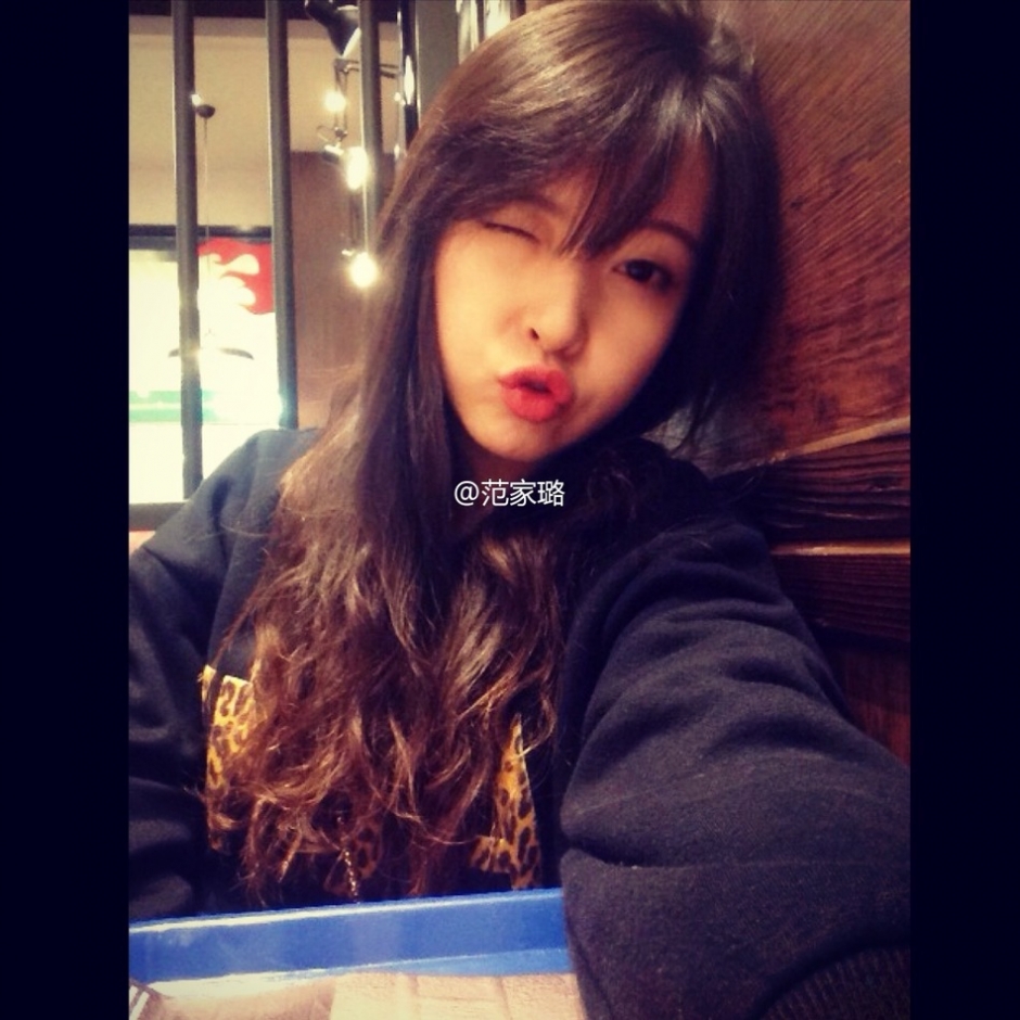 近日，這樣一條微博在網(wǎng)上流傳甚廣：“重慶八中有個(gè)最美英語老師，酷似周慧敏，北京林業(yè)大學(xué)畢業(yè)，愛自拍，愛唱歌，接地氣。在朋友圈發(fā)照片，秒回點(diǎn)贊者眾多，還有一些同學(xué)想對(duì)她說，大家都想回八中復(fù)讀了！”據(jù)了解，這位老師名叫范家璐，1992年出生，高中曾就讀于重慶八中。