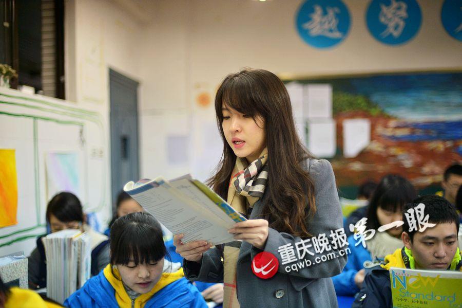 近日，這樣一條微博在網(wǎng)上流傳甚廣：“重慶八中有個(gè)最美英語老師，酷似周慧敏，北京林業(yè)大學(xué)畢業(yè)，愛自拍，愛唱歌，接地氣。在朋友圈發(fā)照片，秒回點(diǎn)贊者眾多，還有一些同學(xué)想對(duì)她說，大家都想回八中復(fù)讀了！”據(jù)了解，這位老師名叫范家璐，1992年出生，高中曾就讀于重慶八中。