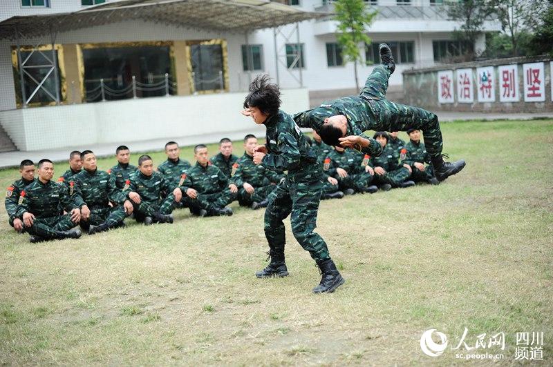 女子特警隊(duì)老兵在進(jìn)行擒敵訓(xùn)練。（圖片由四川武警涼山支提供）