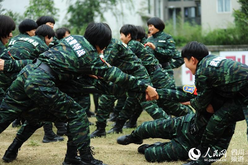 即將退伍的女兵們，訓(xùn)練場上玩的很開心。（圖片由四川武警涼山支提供）