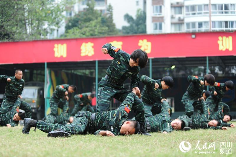 女子特種兵招招制敵。（圖片由四川武警涼山支提供）