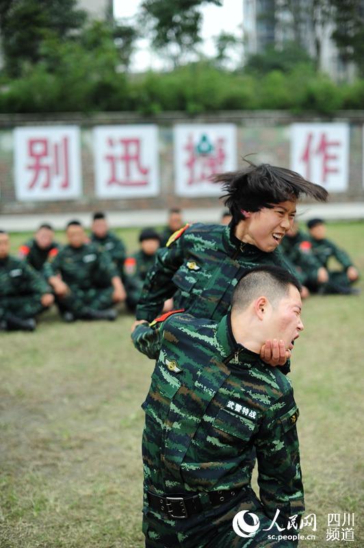 武警四川總隊(duì)女子特警隊(duì)老兵最后一次進(jìn)行擒敵訓(xùn)練。（圖片由四川武警涼山支提供）