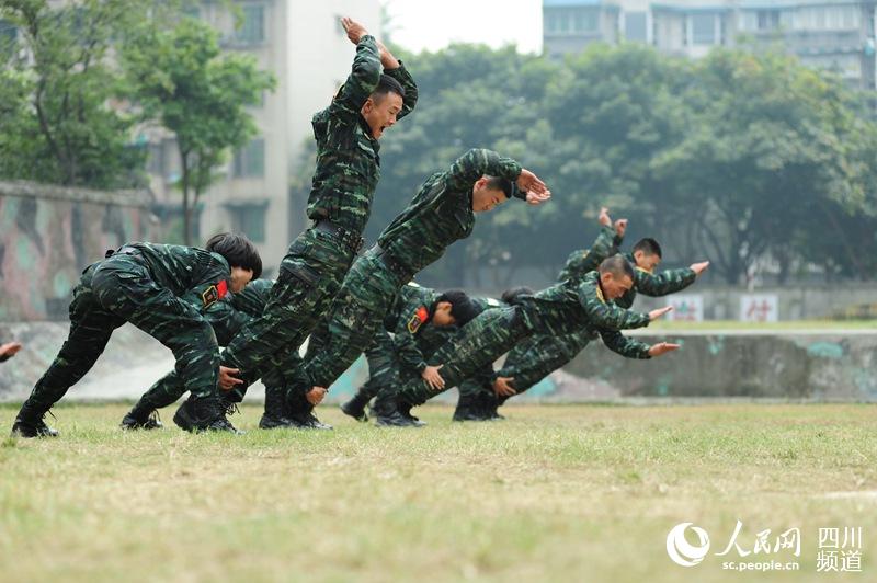 訓練場上，與男兵一比高低。（圖片由四川武警涼山支提供）