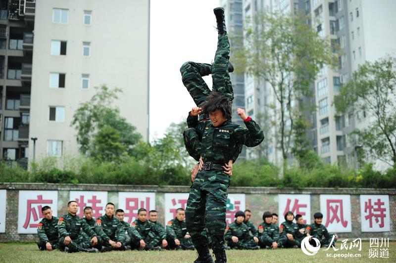 訓(xùn)練場上的警營女兵。（圖片由四川武警涼山支提供）