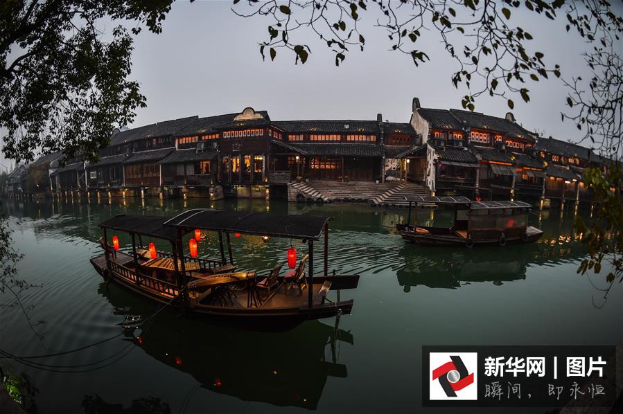 12月15日，烏鎮(zhèn)西柵呈現(xiàn)美麗的夜色。