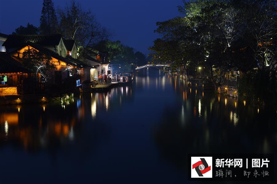 12月15日，烏鎮(zhèn)西柵呈現(xiàn)美麗的夜色。