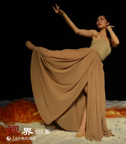 倩影曼妙，舞姿婀娜。舞者用律動(dòng)、造型，賦予生命的原始躁動(dòng)以節(jié)奏秩序，使之化為一種情調(diào)，可洞若觀火地呈現(xiàn)。