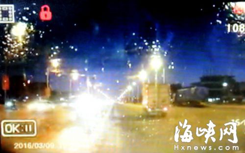 女司機(jī)按路面標(biāo)線行駛撞花圃　后車(chē)躲避不及追尾