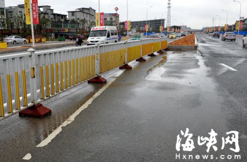 女司機(jī)按路面標(biāo)線行駛撞花圃　后車(chē)躲避不及追尾