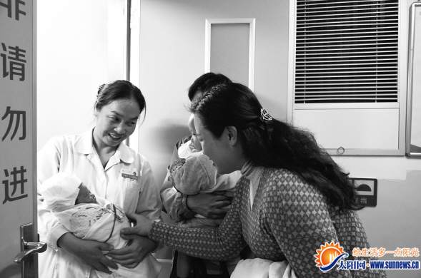 暖心！產(chǎn)婦路邊產(chǎn)男嬰　路人生命接力保母嬰平安