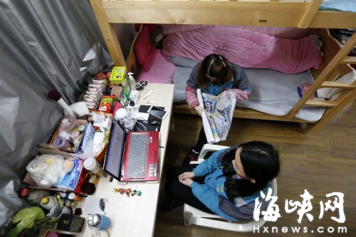 90后殯葬花藝師:鮮花裝點(diǎn)靈堂 寧靜中緬懷先人　