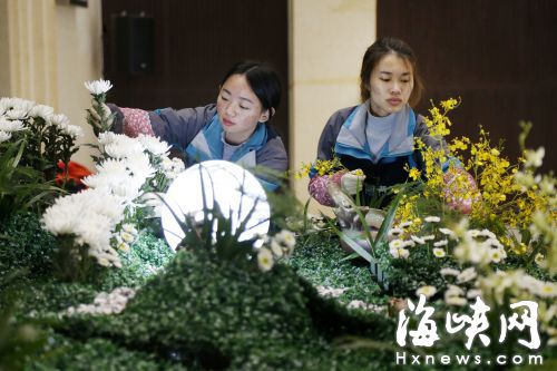 90后殯葬花藝師:鮮花裝點(diǎn)靈堂 寧?kù)o中緬懷先人