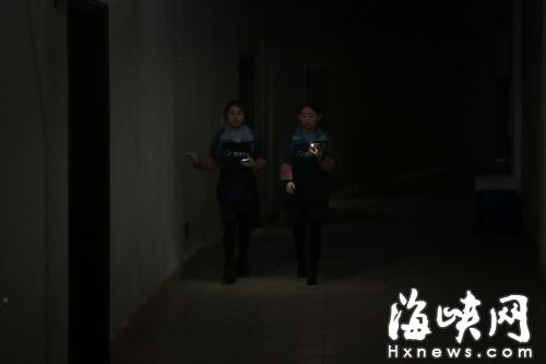 90后殯葬花藝師:鮮花裝點(diǎn)靈堂 寧?kù)o中緬懷先人