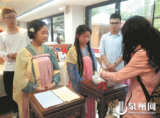中國情人節(jié)!著漢服仿古禮 華大學(xué)子重現(xiàn)上巳節(jié)