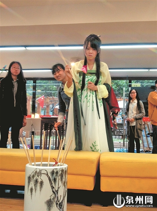 中國情人節(jié)!著漢服仿古禮 華大學(xué)子重現(xiàn)上巳節(jié)