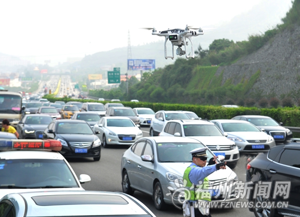 女司機遇爆胎站快車道求助　17輛車搶行應急車道挨罰