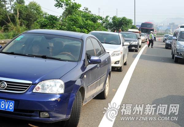 女司機遇爆胎站快車道求助　17輛車搶行應急車道挨罰