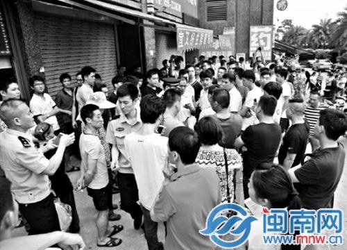 超市老板粗暴呵斥賣菜阿婆 女司機(jī)勸阻反遭威脅