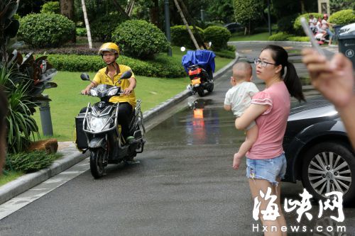 男童被撞身亡后，送外賣、快遞的電動(dòng)車昨仍頻頻進(jìn)入該小區(qū)