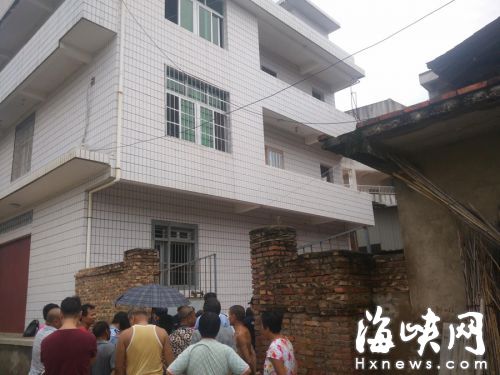 母女當(dāng)時住在二樓，雙雙被砍死在二樓門口 