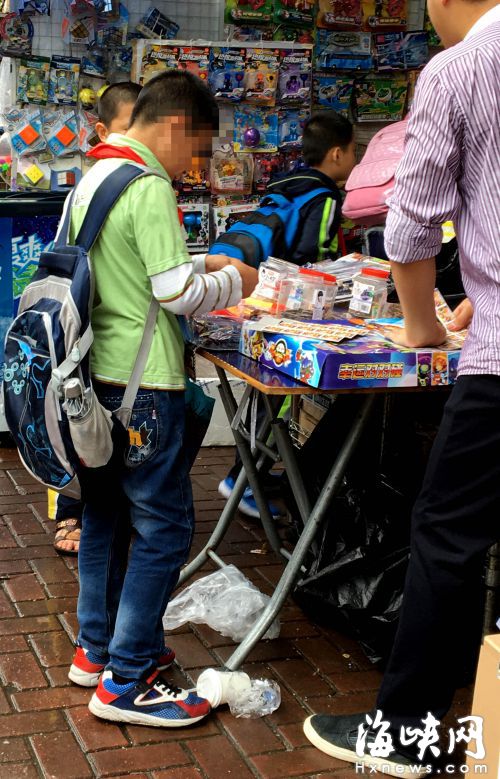 文具店內(nèi)，小學生扎堆買山寨“彩票”