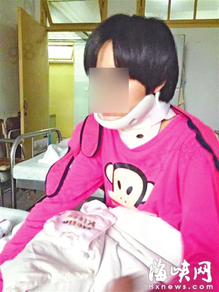 ▲初二女生被砸后，“頸椎半脫位”，戴著頸托治療