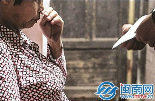 看到戶口本，阿琳一度哽咽