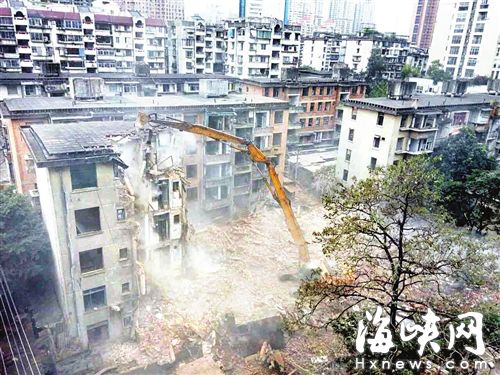 因防塵措施不到位，舊的閩運(yùn)公司宿舍拆遷，粉塵特別大