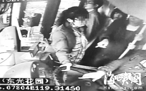 視頻監(jiān)控顯示，女乘客抓住公交車方向盤