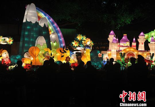2月7日晚，福州市民在觀賞白雪公主和七個(gè)小矮人彩燈?！埍蟆z