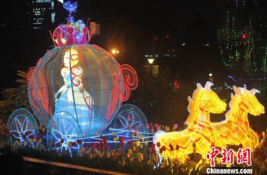 2月7日晚，福州溫泉公園白雪公主彩坐馬車彩燈吸引了眾多市民前來(lái)觀賞?！埍蟆z