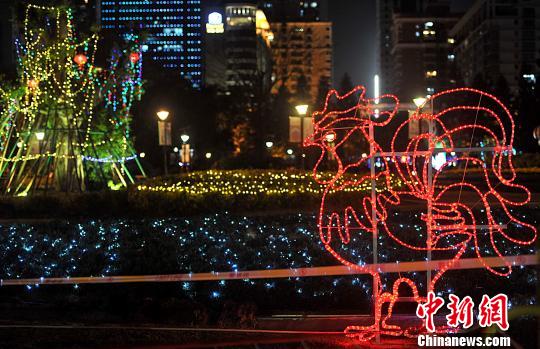 2月7日晚，福州溫泉公園里各種彩燈將公園裝扮的流光溢彩?！埍蟆z