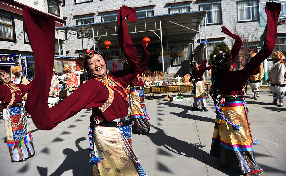 2月27日，拉薩市城關(guān)區(qū)阿壩林卡社區(qū)老年文藝隊表演舞蹈。