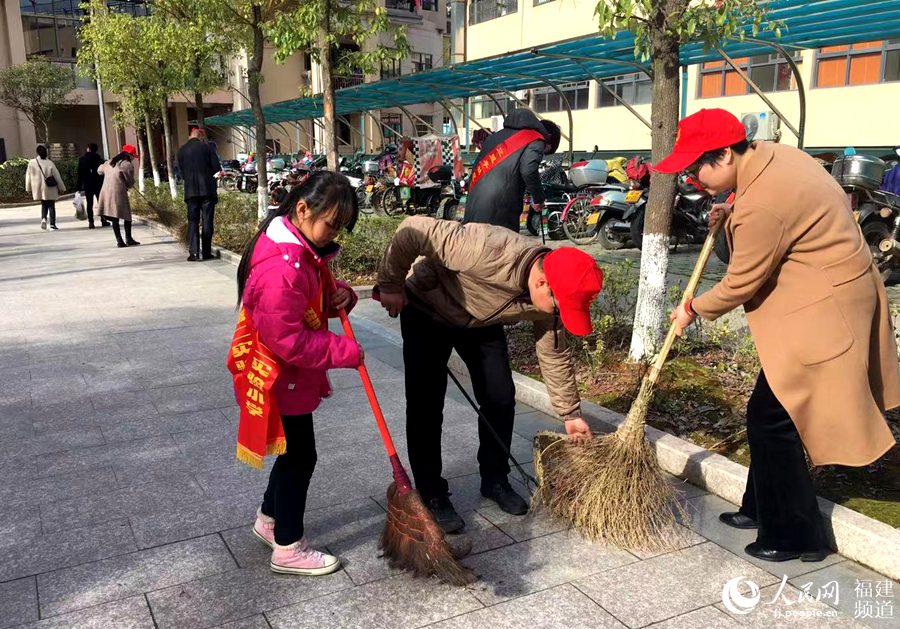   “學(xué)雷鋒”：邵武市通泰街道三里亭社區(qū)等舉辦“弘揚(yáng)雷鋒精神 爭做時(shí)代新人”活動(dòng)。楊若涵攝