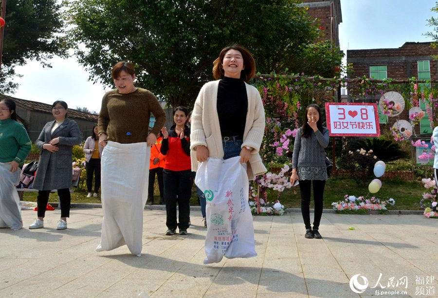  “迎三八”：泉州市泉港區(qū)的女干部在開(kāi)展戶(hù)外拓展活動(dòng)。林弘梫攝
